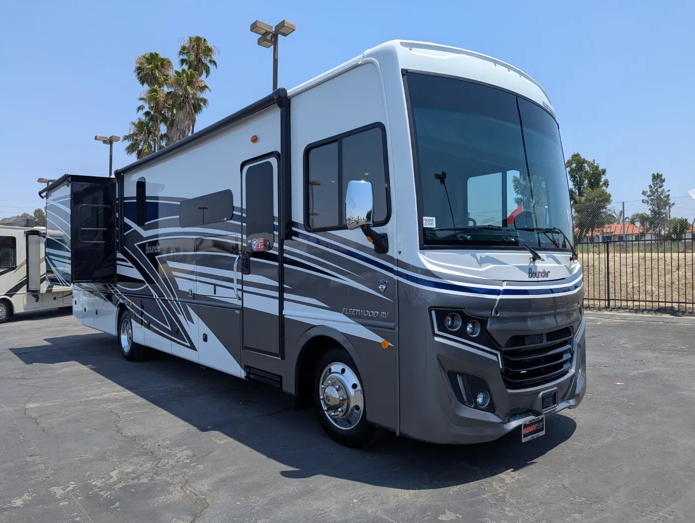 2026 Fleetwood Bounder 35K - Photo 2