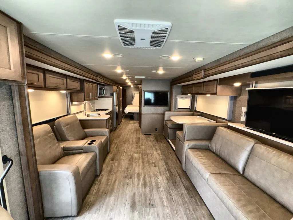2022 Thor Motor Coach Challenger 35MQ, Photos photo 15