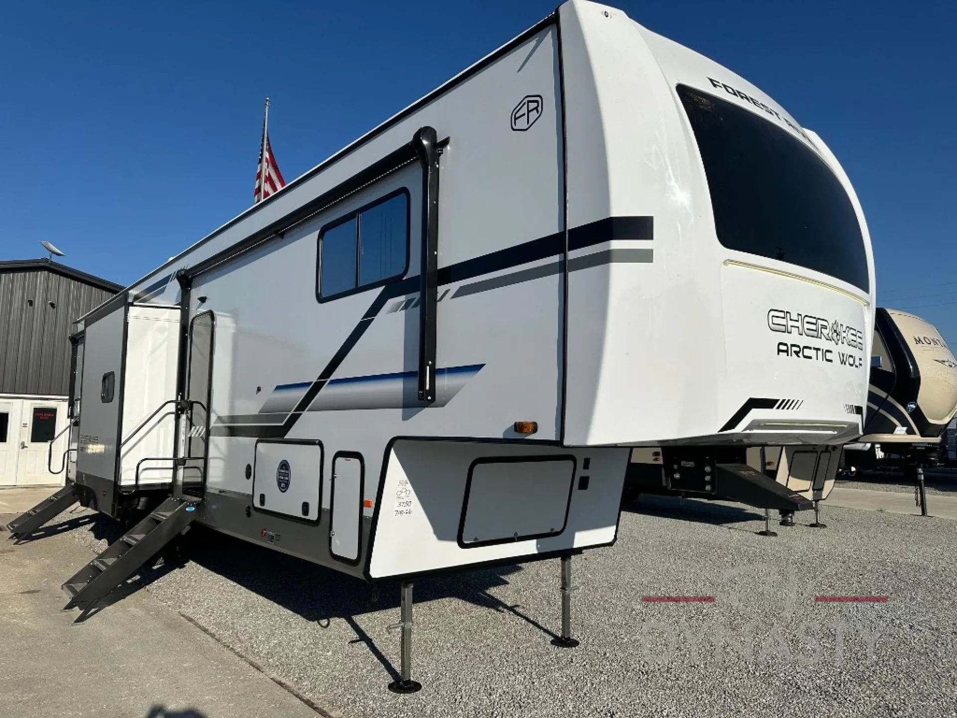 2025 Forest River Cherokee Arctic Wolf Suite 3750 SUITE - Photo 2
