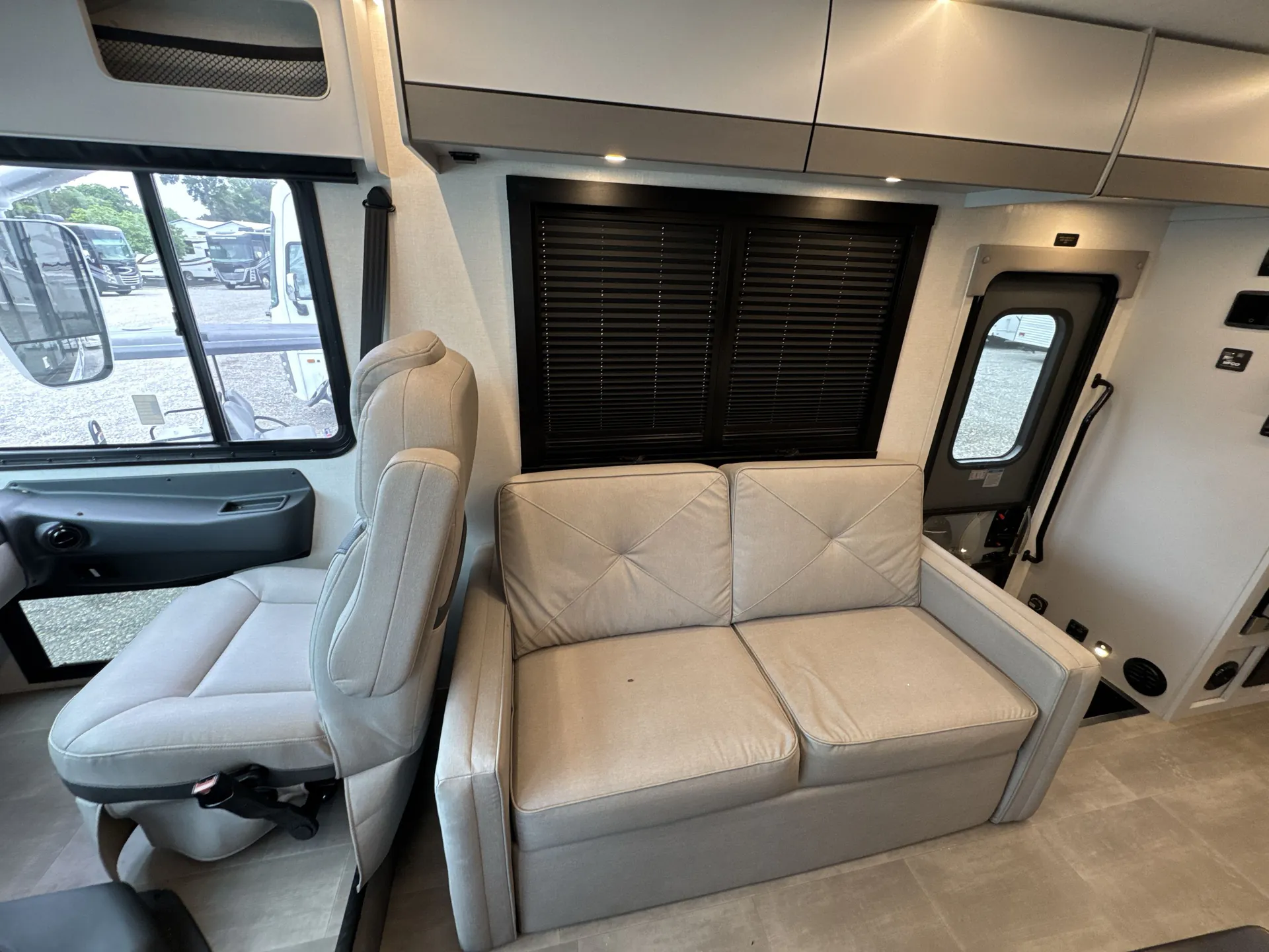 2025 Coachmen Euro 25EU - Photo 4