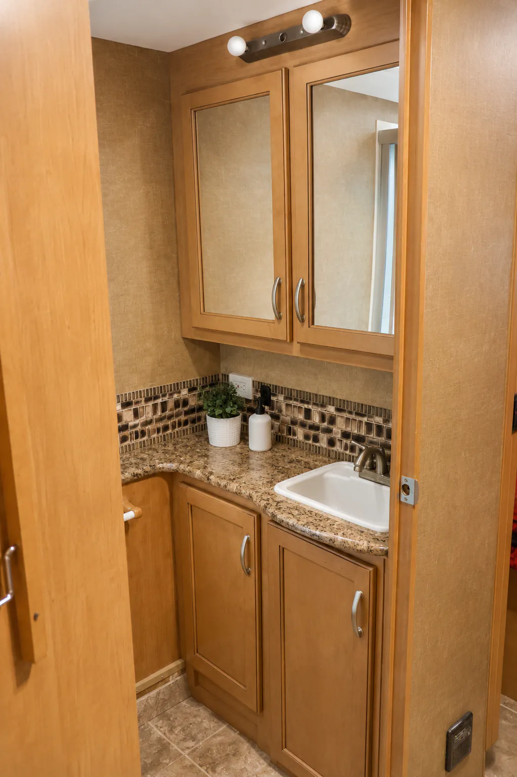 2015 Thor Motor Coach Four Winds 33SW, Photos photo 30