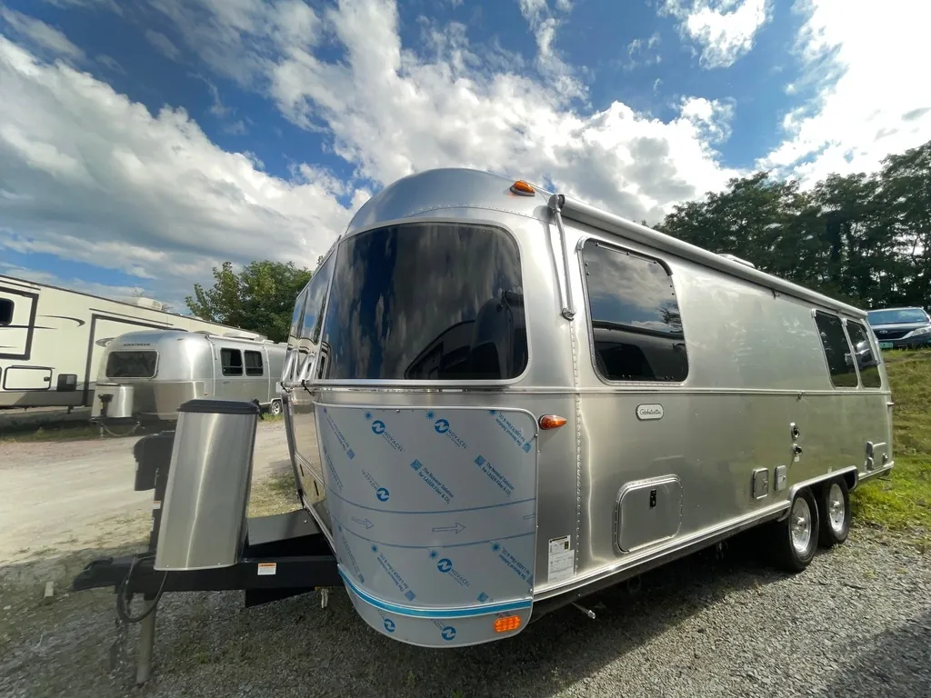 2025 Airstream RV Globetrotter 25FB Twin - Photo 4