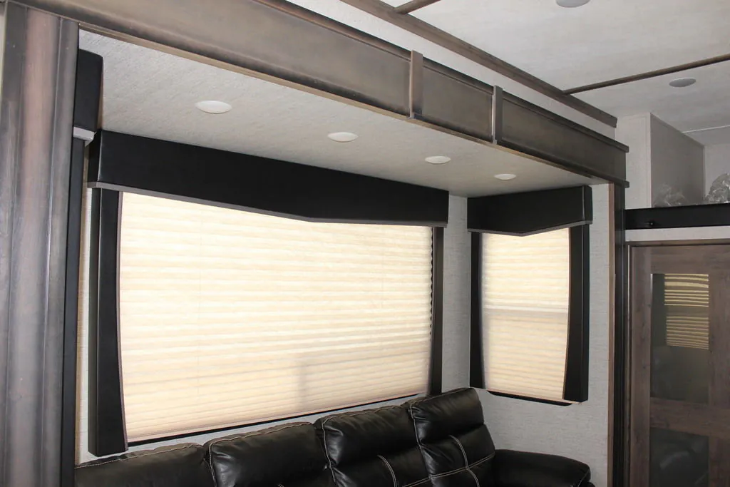 2019 Dutchmen Voltage Triton 3551, Photos photo 7