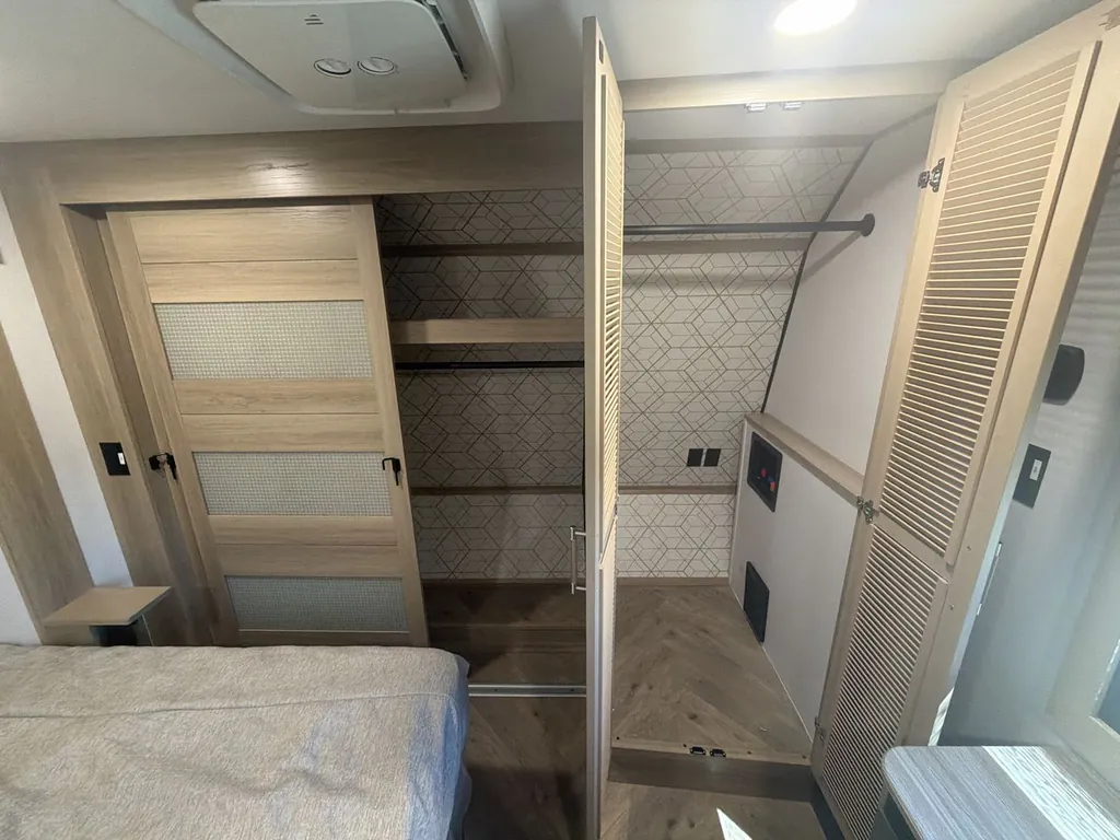 2026 Keystone Raptor 433, Photos photo 9