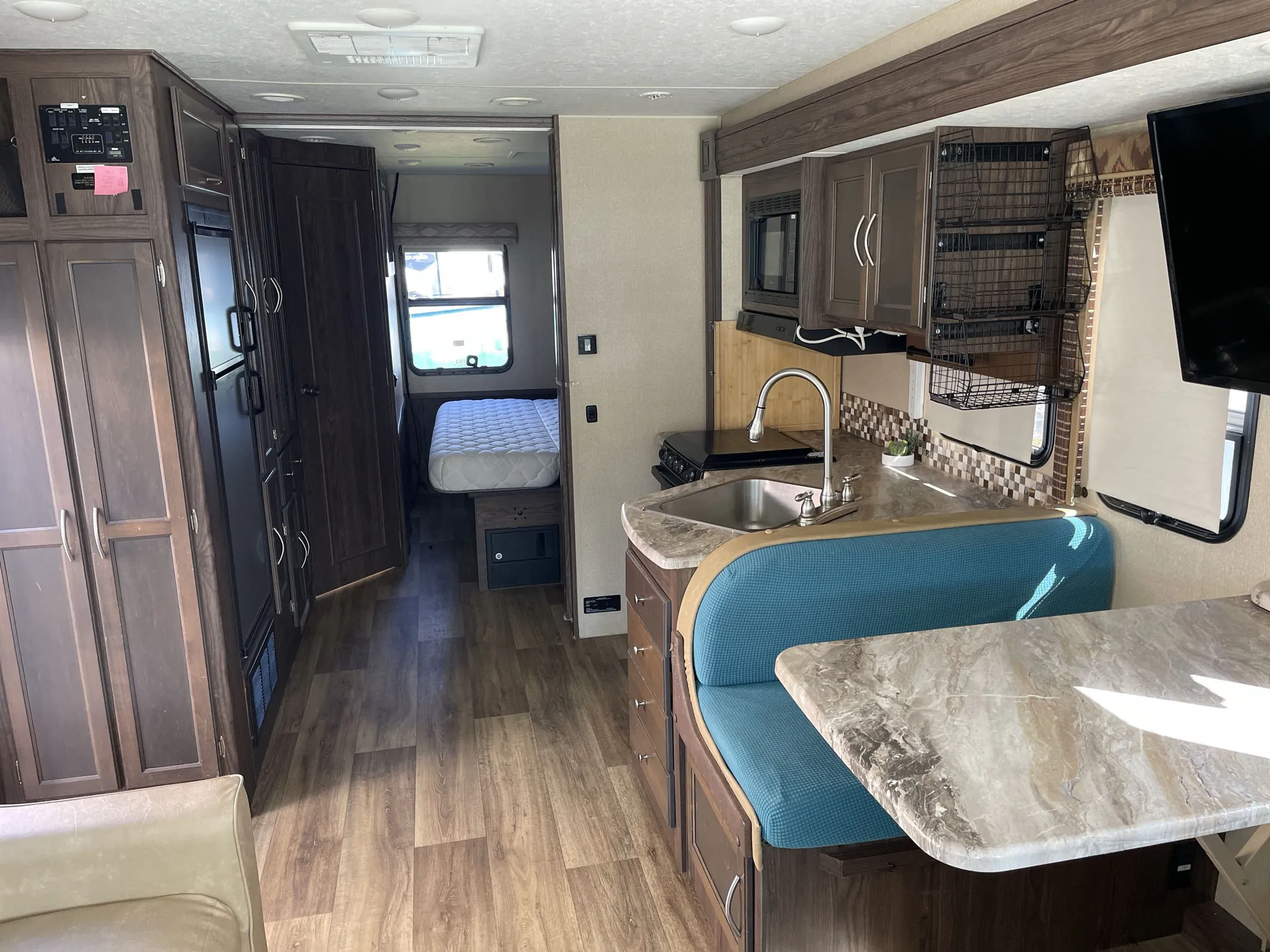 2018 Coachmen Pursuit Precision 27DS — living area main