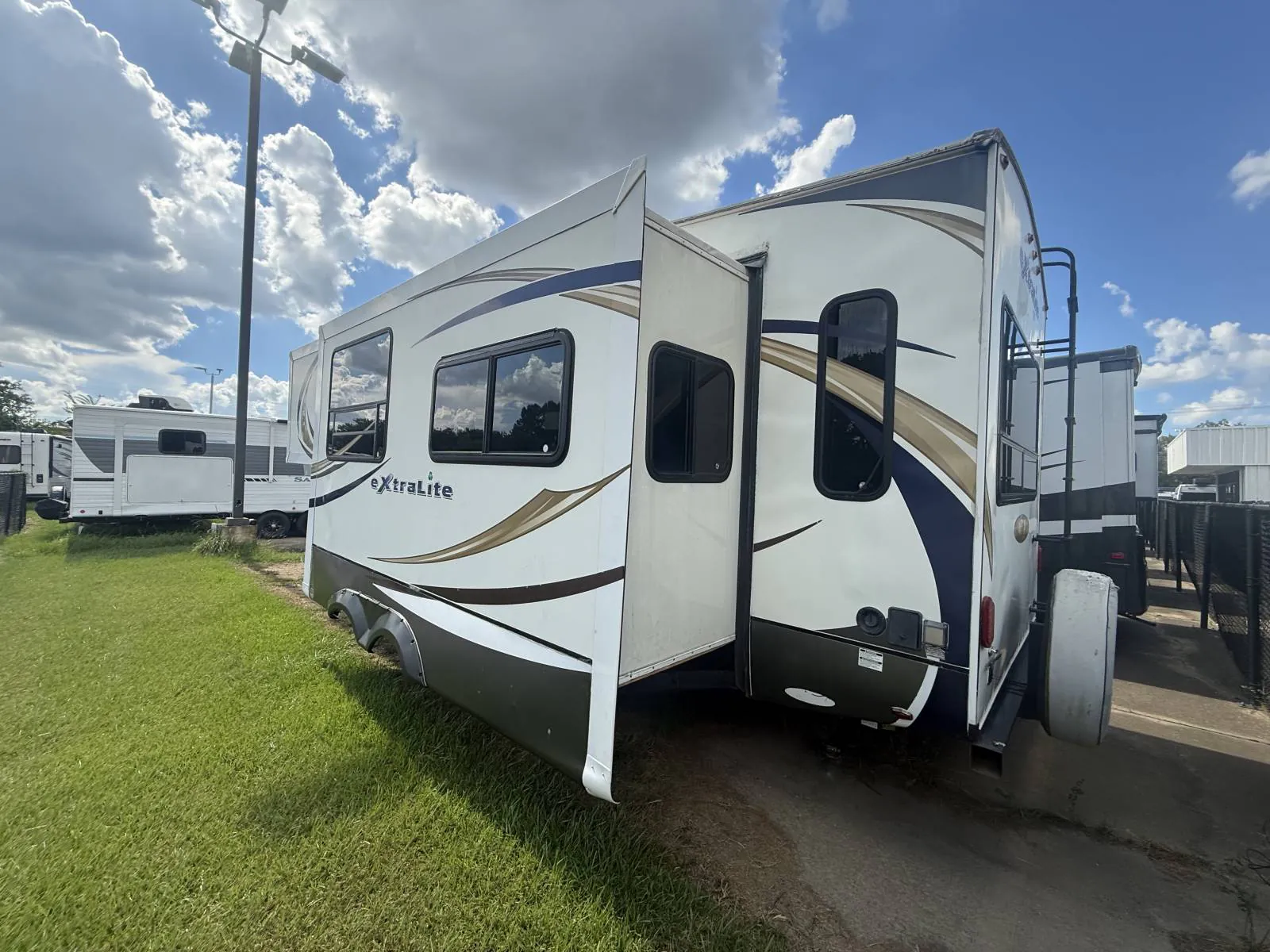 2013 Forest River Wildcat 272RLX - Photo 4