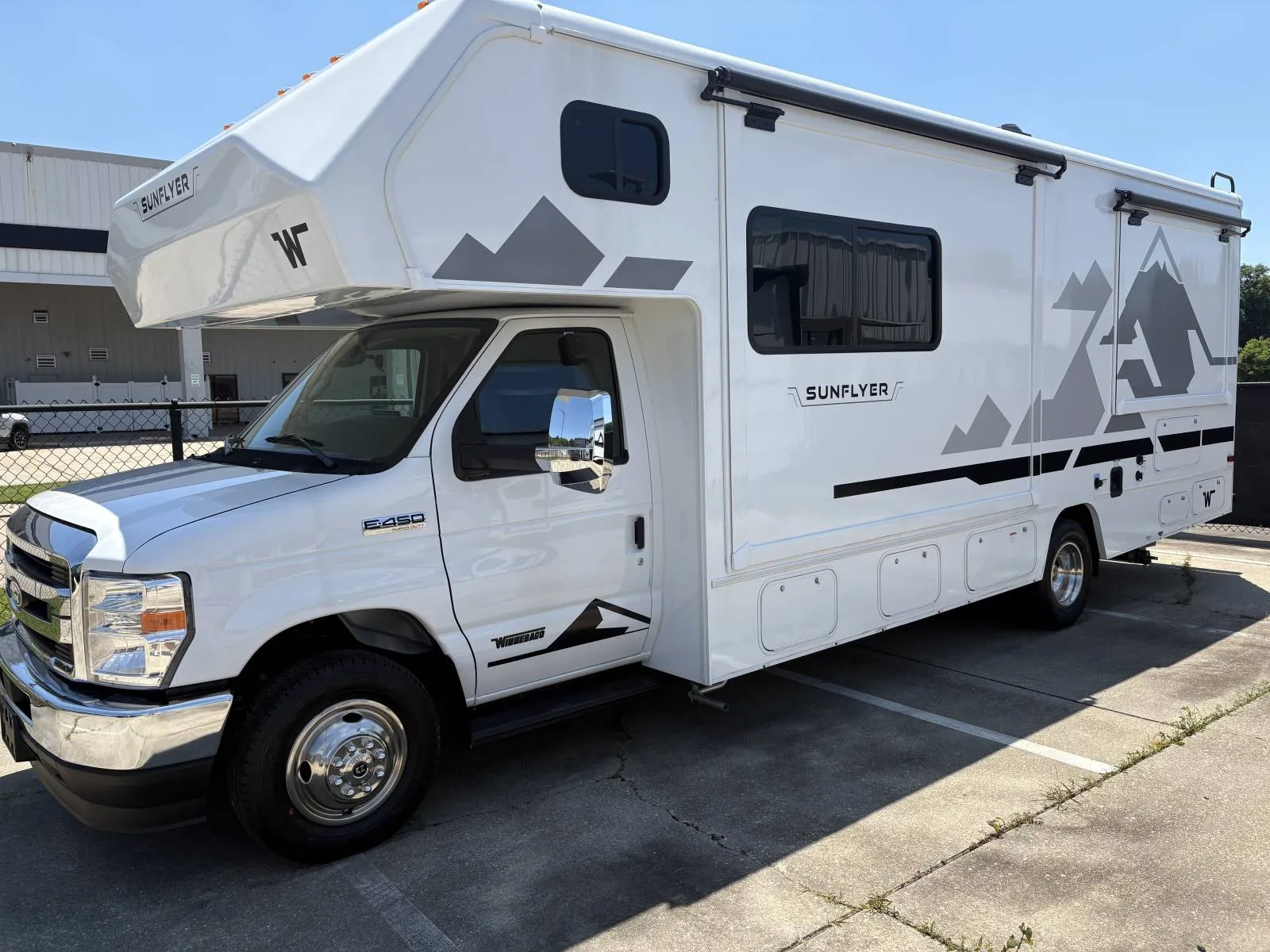 2027 Winnebago Sunflyer 26FE - Photo 3