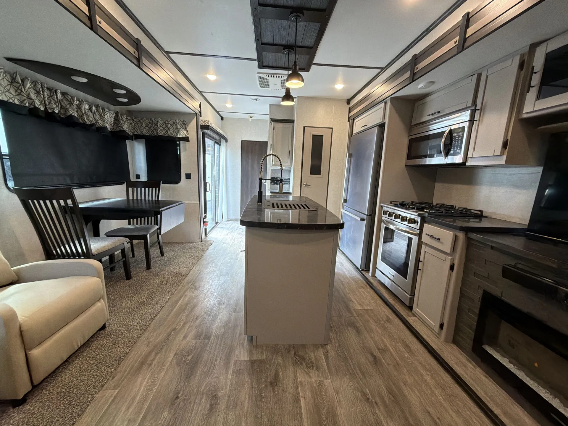 2021 CrossRoads Hampton 372FDB — living area main