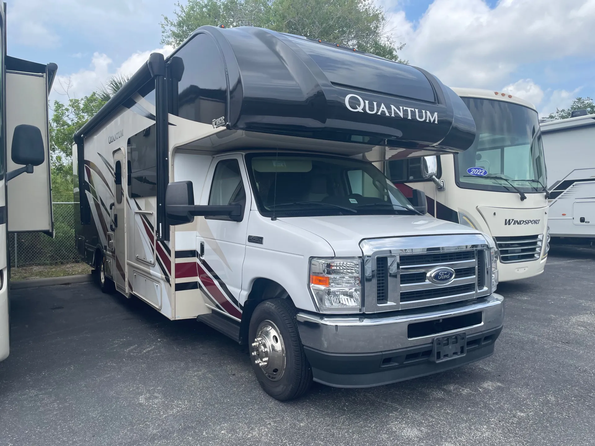 2021 Thor Motor Coach Quantum JM31 - Photo 2