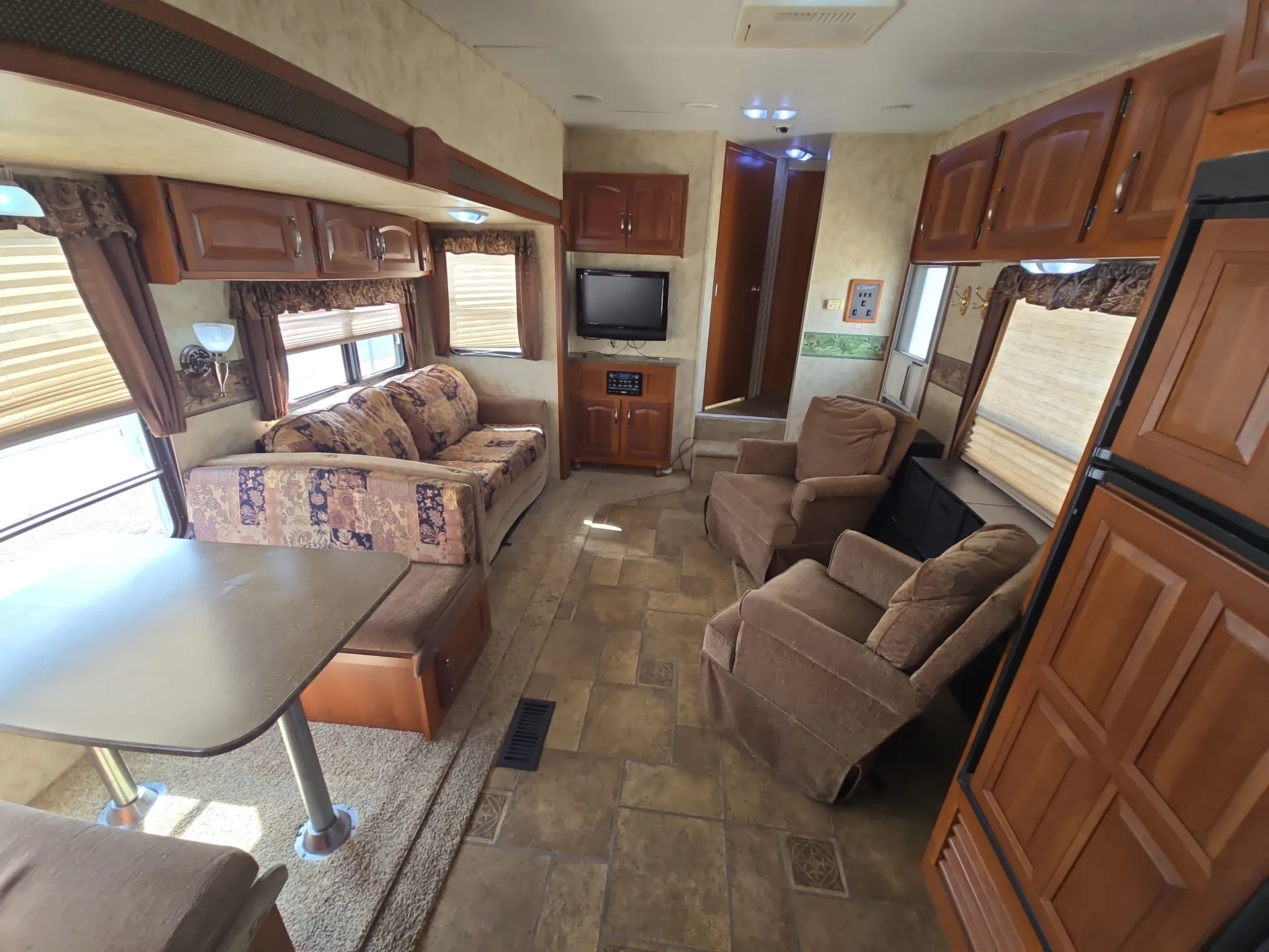 2011 Keystone Cougar XLite 27RKS — living area main