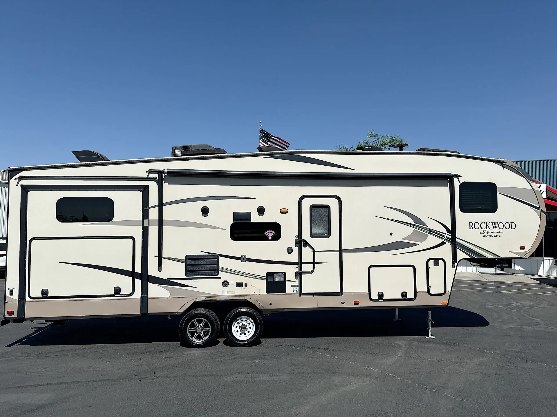 2018 Forest River Rockwood Signature Ultra Lite 8301WS - Photo 2