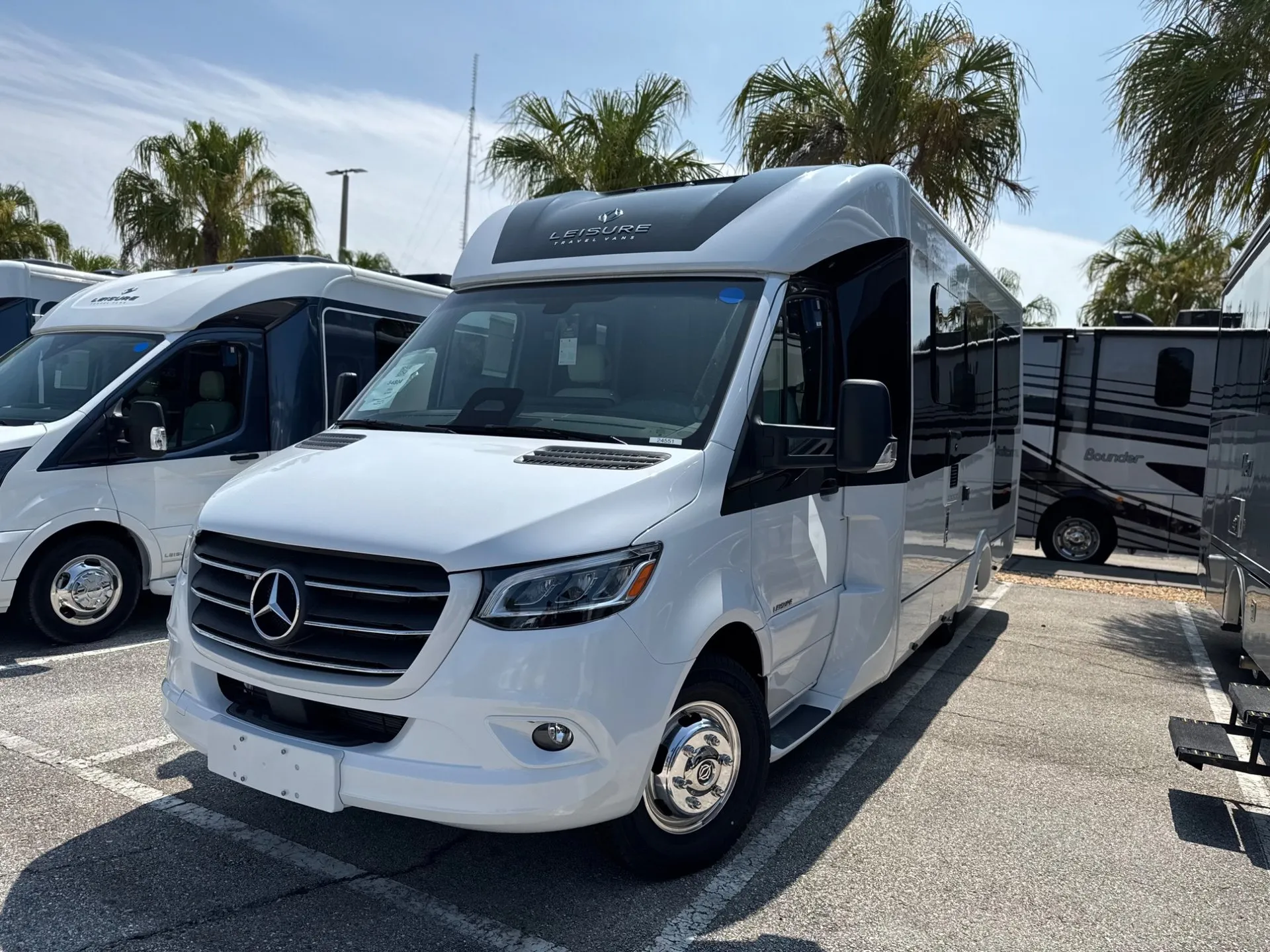 2026 Leisure Travel Unity 24RL - Photo 2