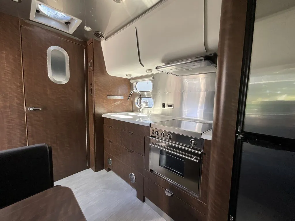 2022 Airstream Globetrotter 23FB - Photo 3