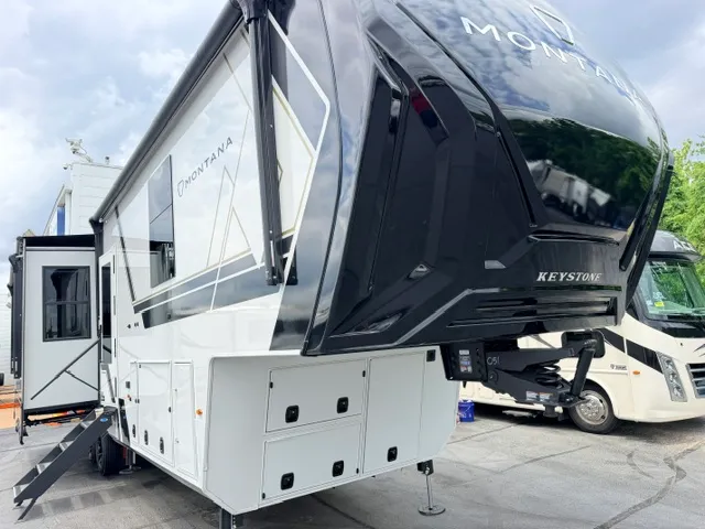 2027 Keystone Montana 3100RL - Photo 2