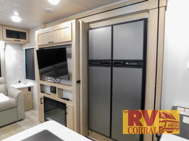 2023 Winnebago Voyage 2730RL - Photo 3