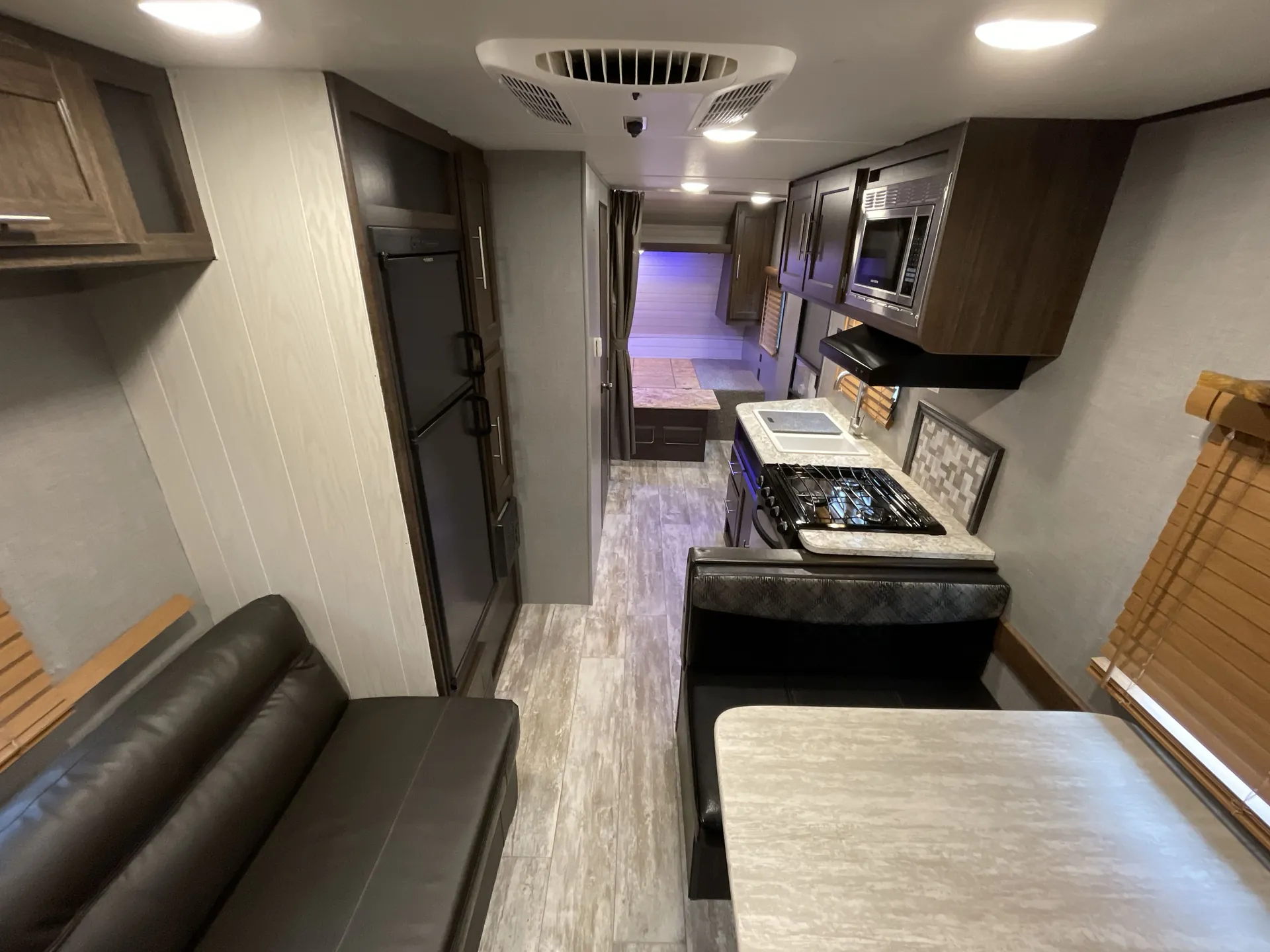 2019 crossroads Zinger 211RD — living area main