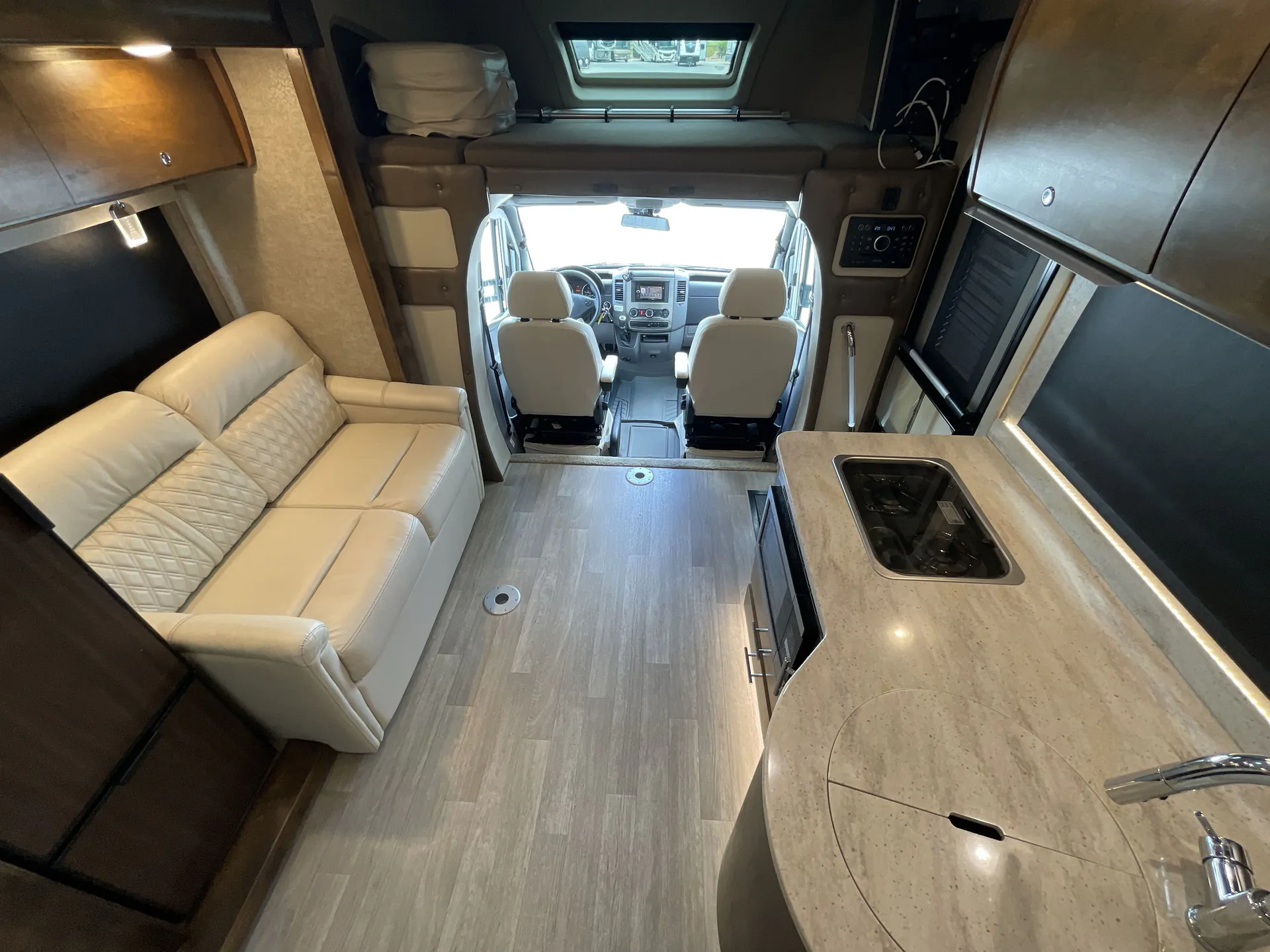 2018 Tiffin Wayfarer 24 TW — living area main
