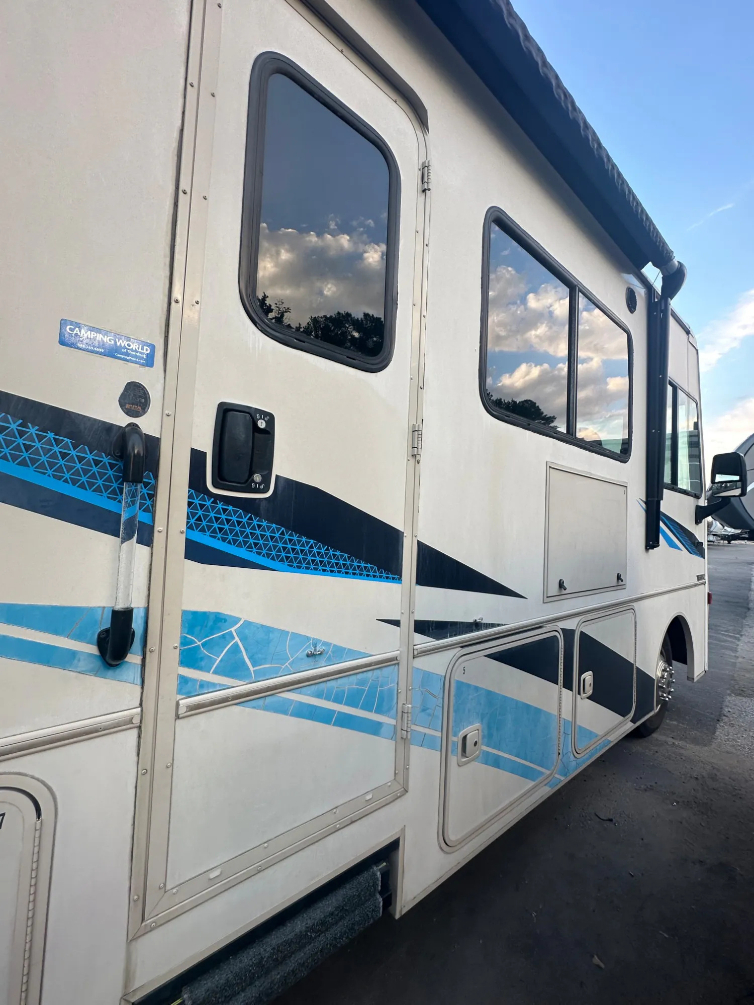 2019 Winnebago Vista 27PE - Photo 2