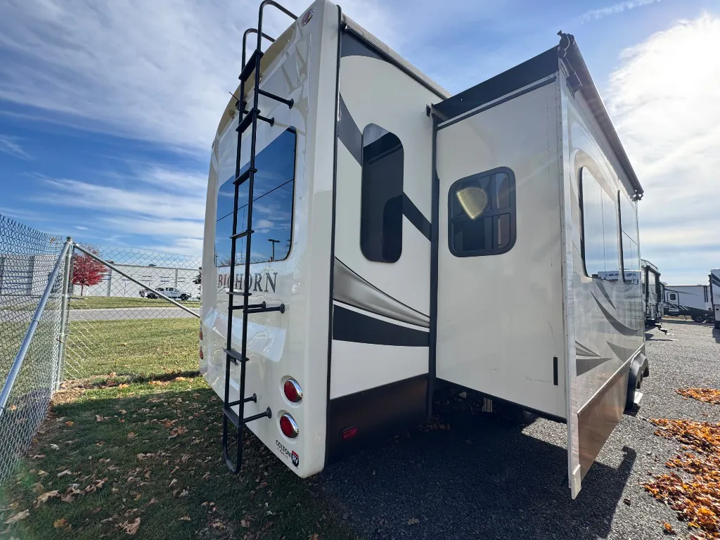 2017 Heartland Bighorn 3270RS - Photo 4