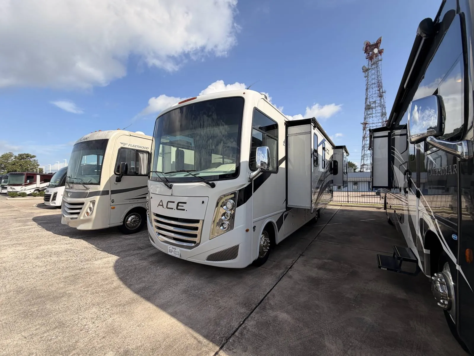2023 Thor Motor Coach Miramar 35.2 - Photo 2