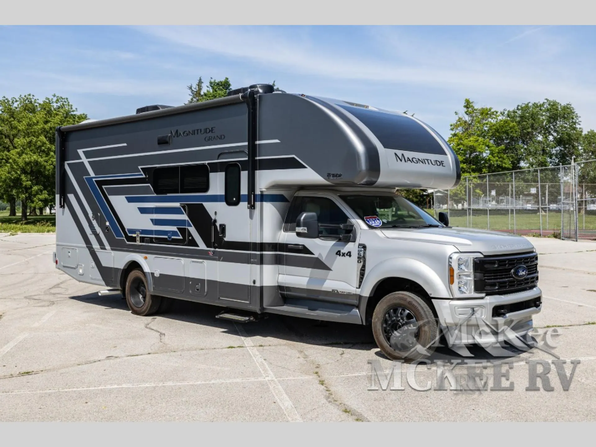 2026 Thor Motor Coach Magnitude S29 - Photo 2