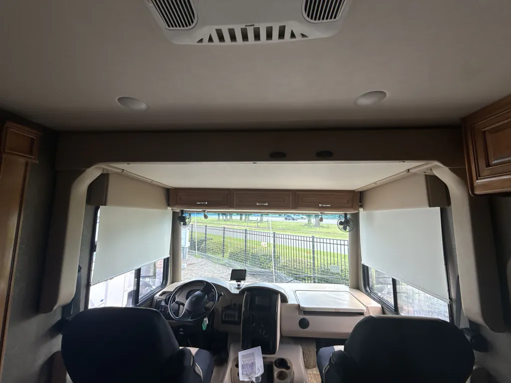 2017 Thor Motor Coach Challenger 37YT, Photos photo 19