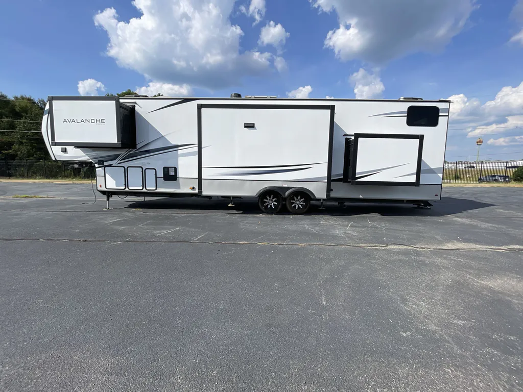2022 Keystone Avalanche 390DS, Photos photo 4