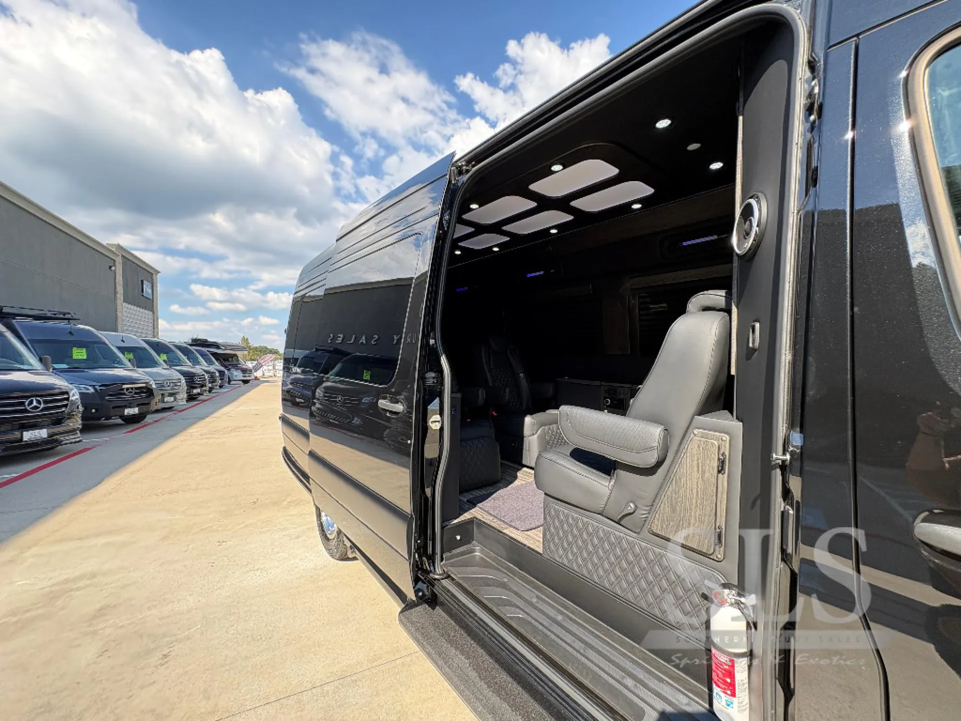 2027 OGV Luxury Coach V-Drive 10RJ - Photo 4