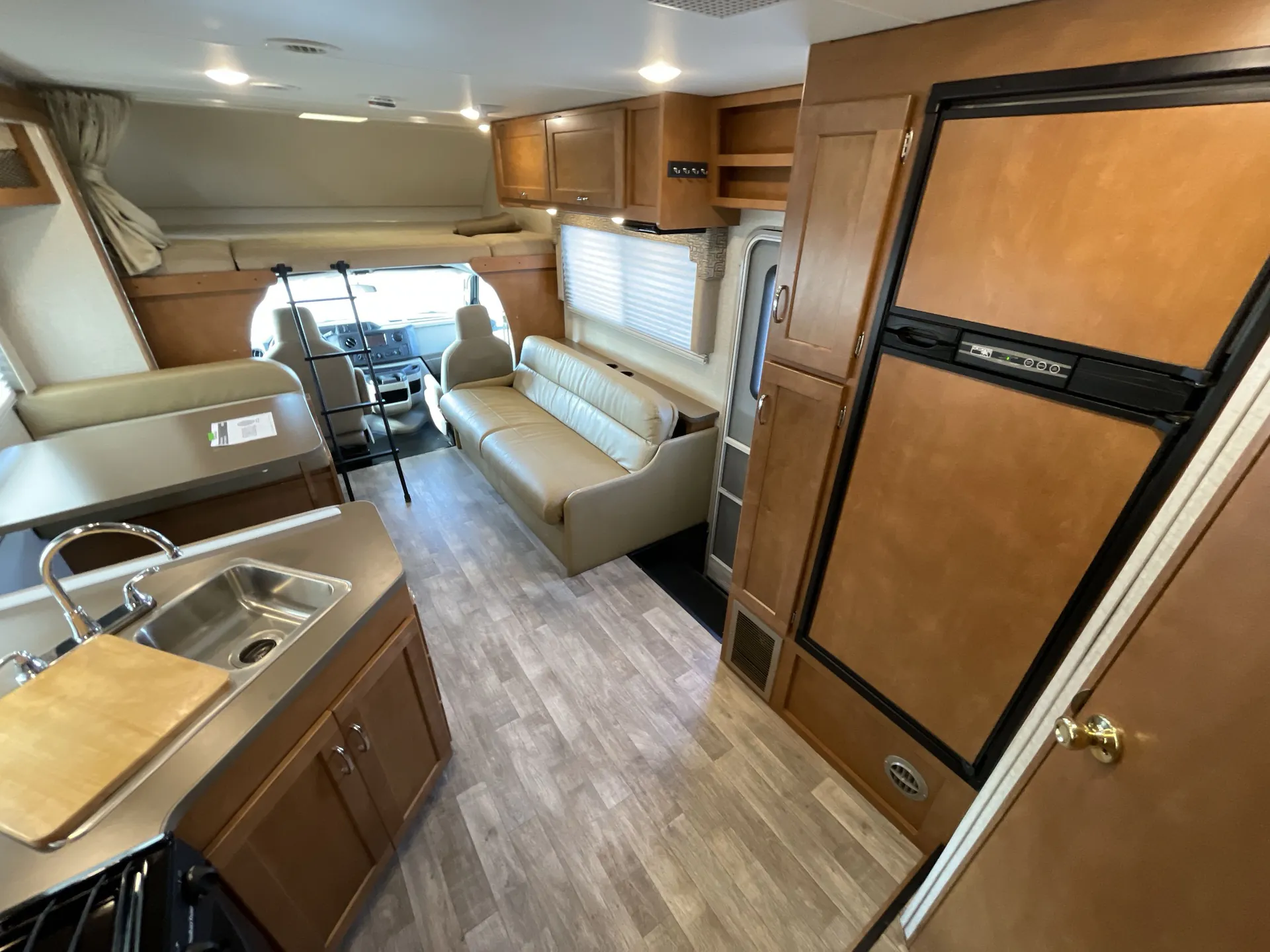 2018 Winnebago Minnie Winnie 31G — living area main
