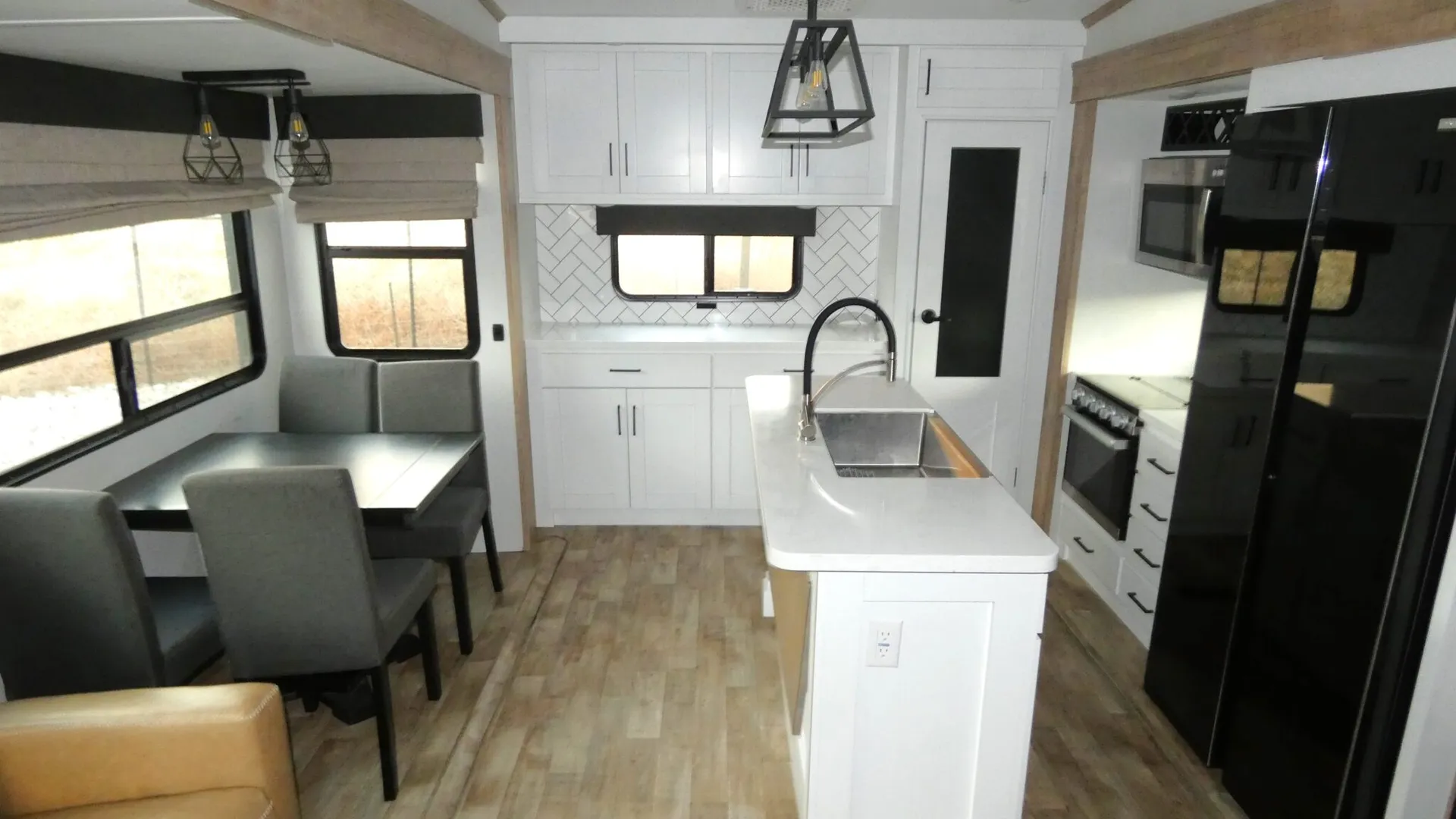 2023 Keystone Arcadia 3550MB - Photo 3