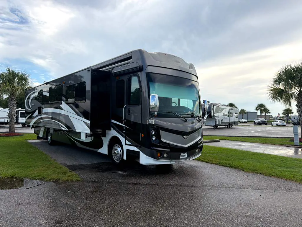 2017 Fleetwood Discovery LXE 40G - Photo 2
