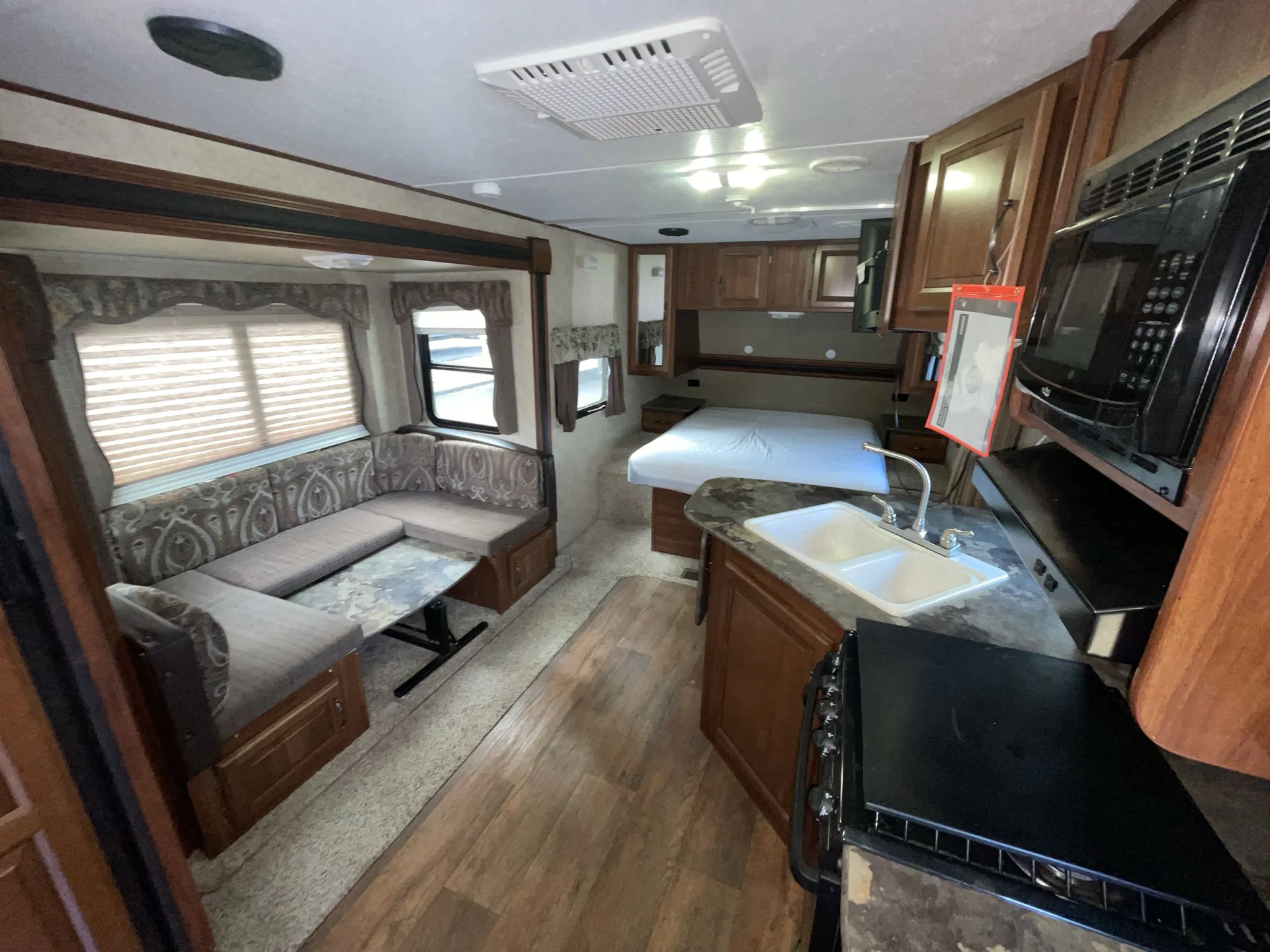2015 Keystone Cougar Half-Ton 22RBIWE — living area main