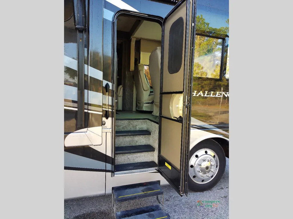 2021 Thor Motor Coach Challenger 35MQ, Photos photo 18