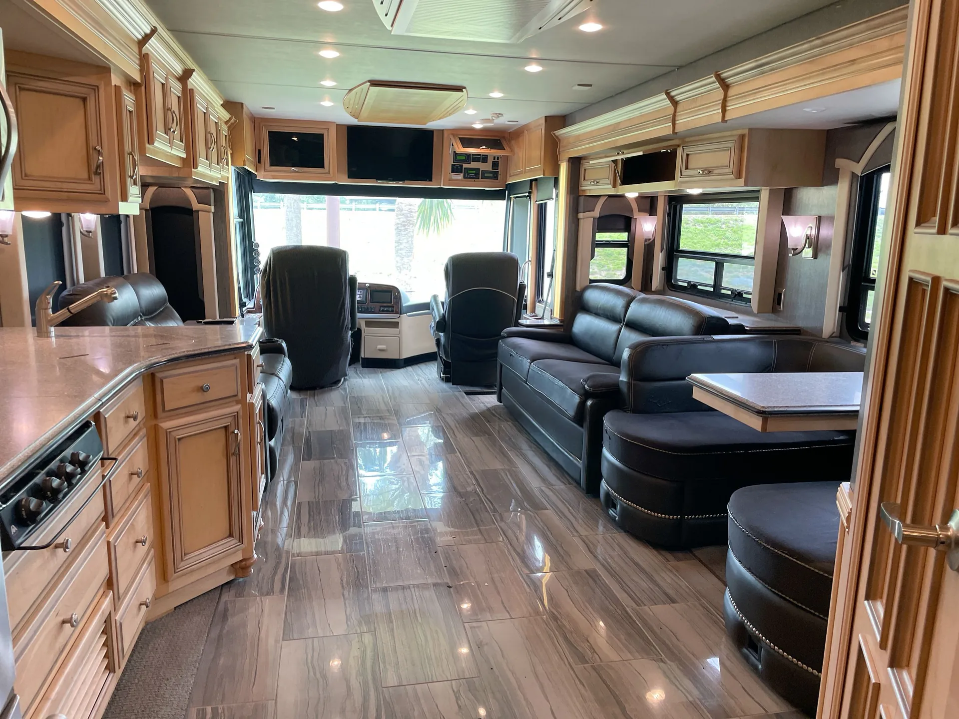 2015 Newmar Ventana 4002 — living area main