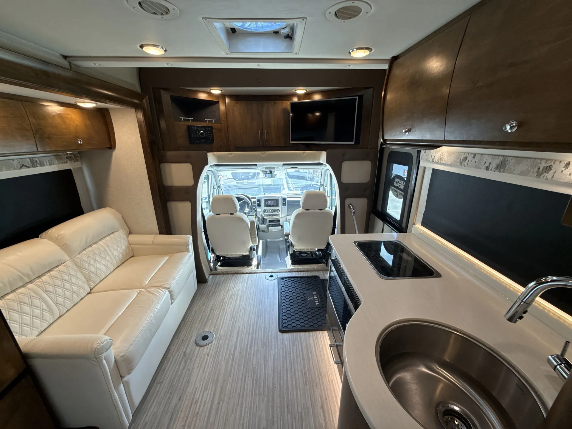 2018 Tiffin Wayfarer 24 BW — cabinet