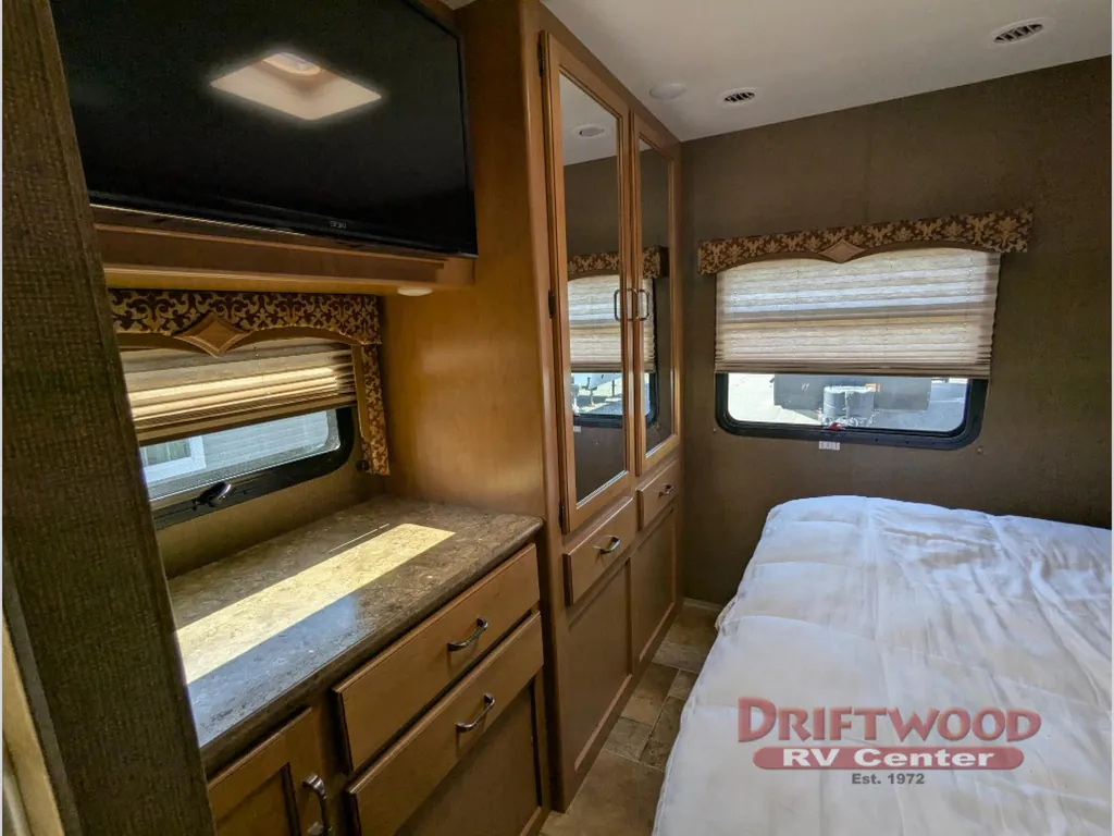 2016 Thor Motor Coach Hurricane 31S, Photos photo 31
