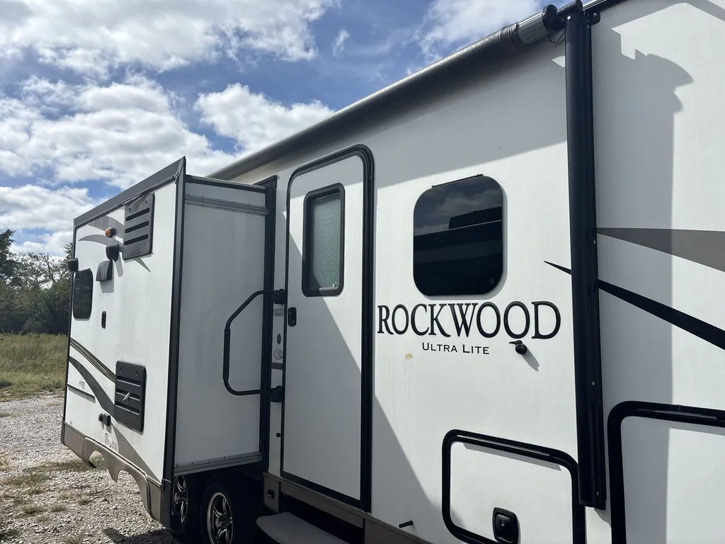 2018 Forest River Rockwood Ultra Lite 2304DS - Photo 4