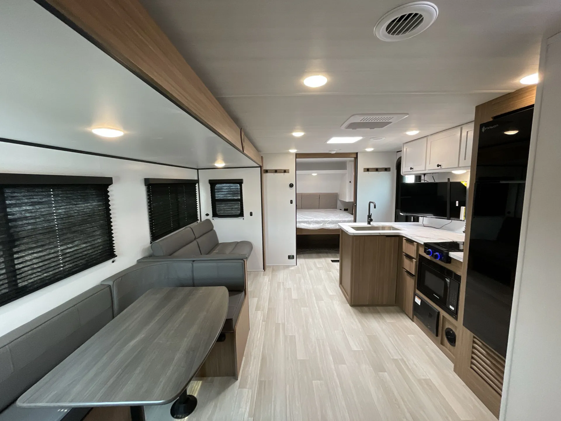 2027 Keystone Passport Classic 284QBCWE — living area main