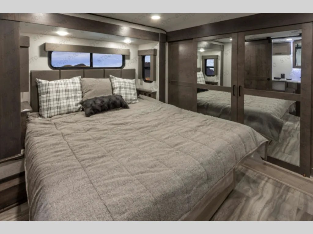 2022 Alliance RV Valor 40V13 - Photo 4