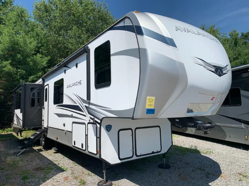 2023 Keystone Avalanche 372MB - Photo 2