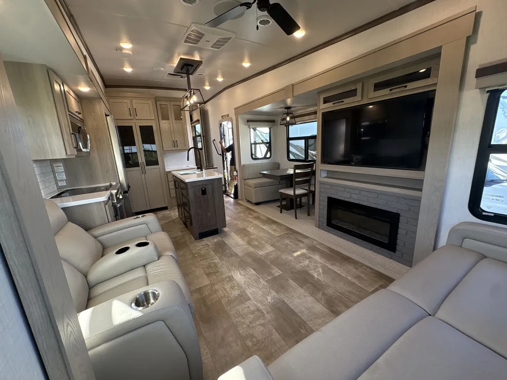 2024 Forest River Rockwood Signature 372RL, Photos photo 3