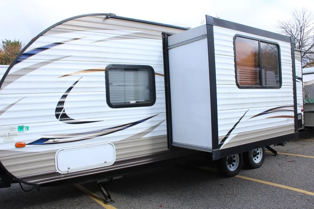 2017 Forest River Wildwood X-Lite 230BHXL — Photo 5