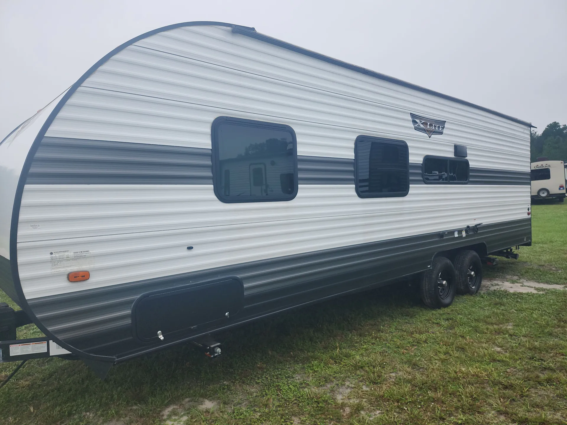 2023 Forest River Wildwood X-Lite 261BHXL — off campside