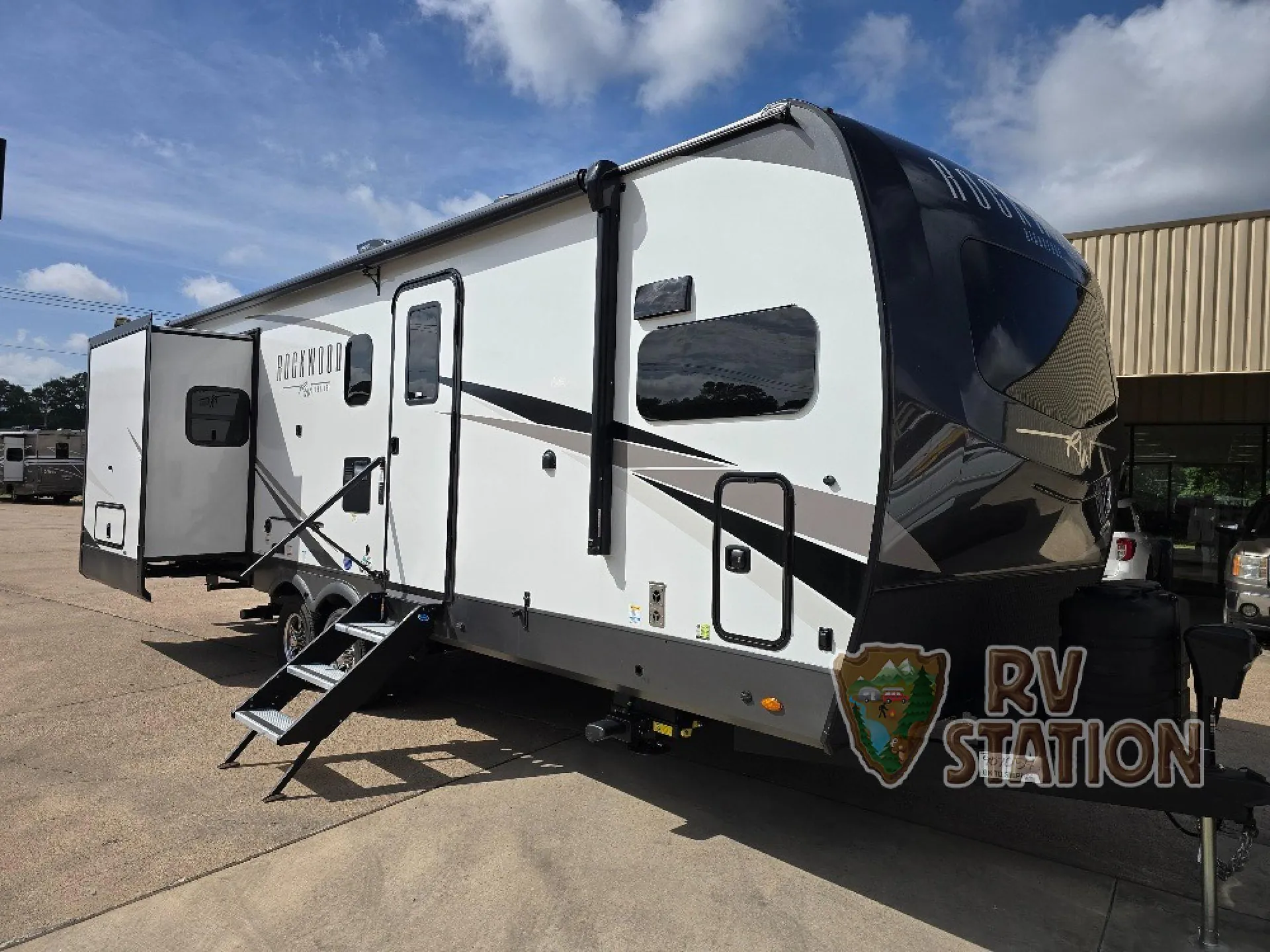 2023 Forest River Rockwood Signature 361RL - Photo 2