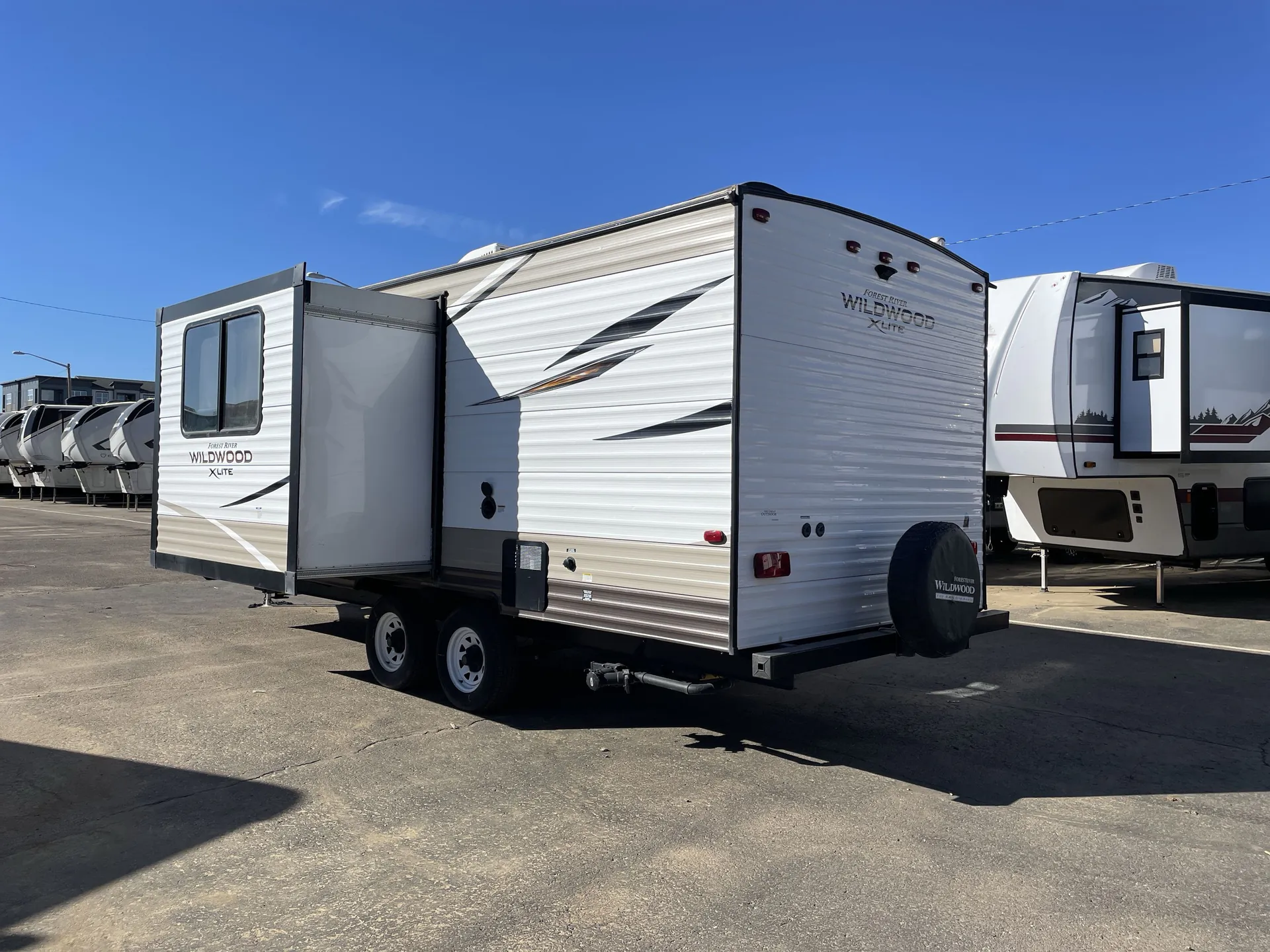 2018 Forest River Wildwood X-Lite 233RBXL — campside