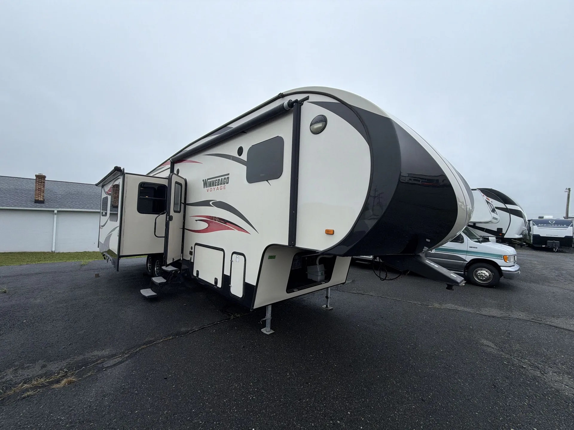 2015 Winnebago Voyage 30FWRES - Photo 2