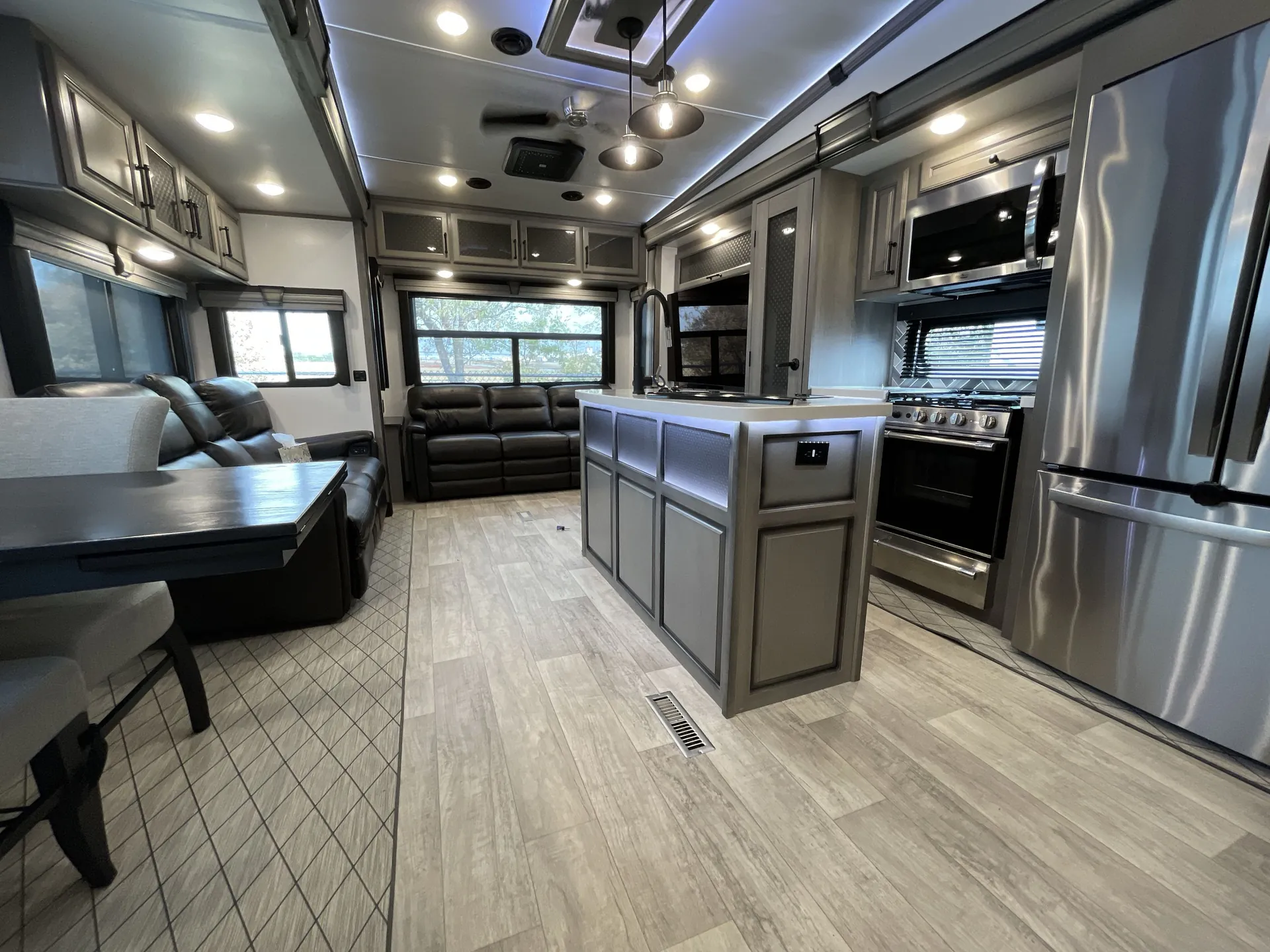 2022 Keystone Montana 3931FB — living area main