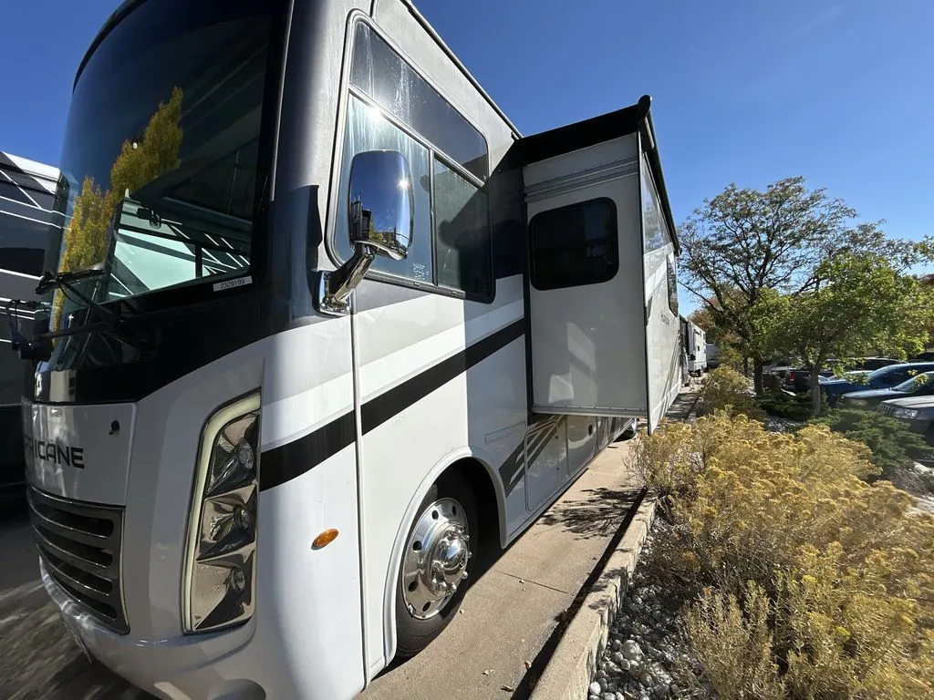 2025 Thor Motor Coach Hurricane 35R - Photo 3