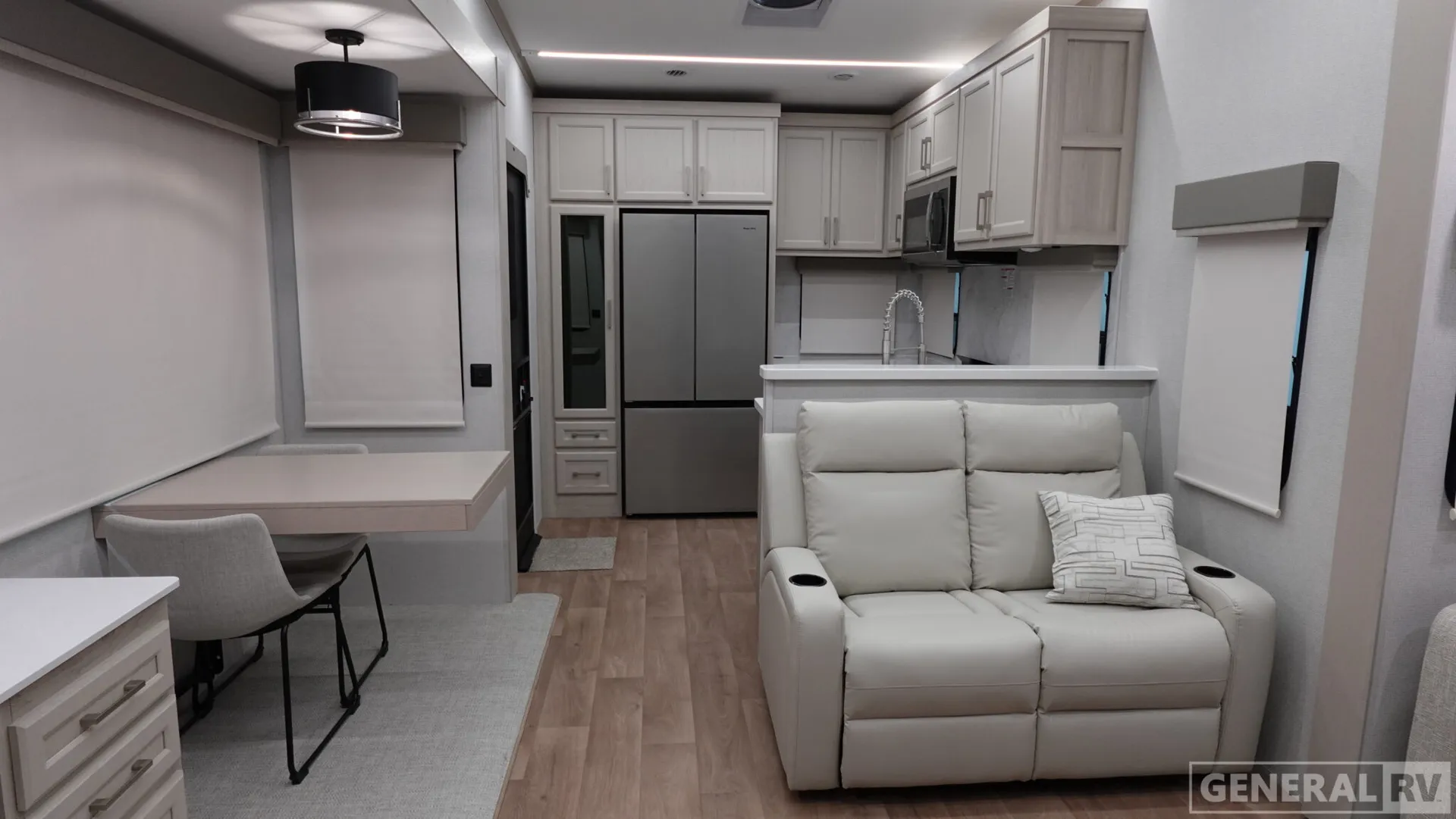 2026 Palomino Columbus 384RKH - Photo 3