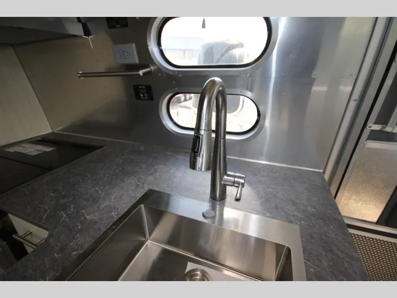 2022 Airstream Flying Cloud 25RB - Photo 4